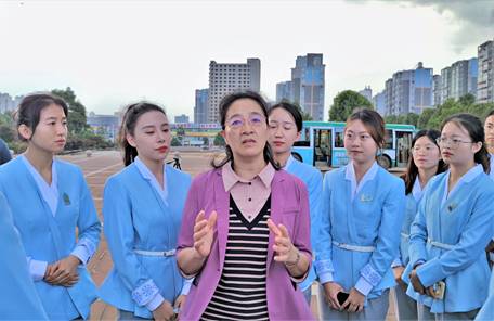 3.COP1577779193永利志愿者工作站副站长李莉与志愿者亲切交谈
